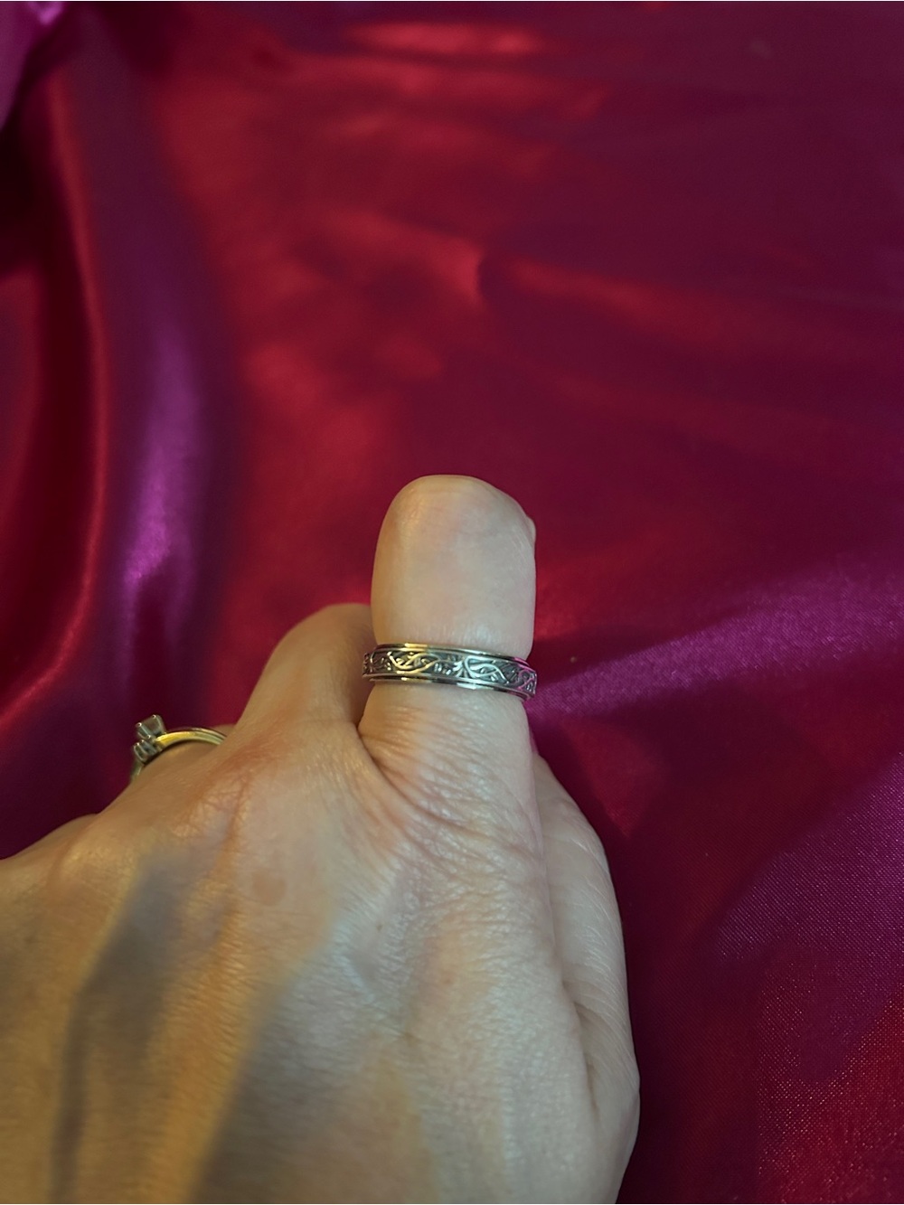 New in Box Silver Spinning Silver Band Ring. Size 8.5